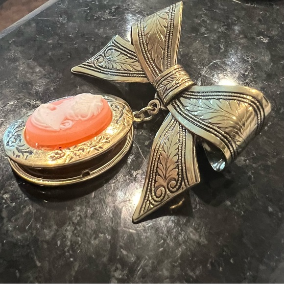 RARE Vintage bow tie brooch w dangling cameo oval locket - Picture 2 of 5